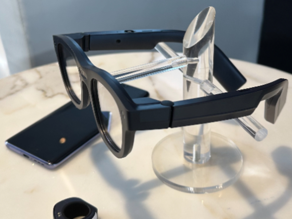 消费级真AR时代将至！雷鸟创新发布全彩MicroLED光波导AR眼镜雷鸟X2